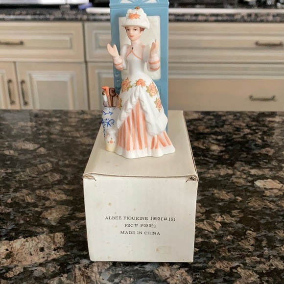 AVON ALBEE FIGURINE 1993 NWT